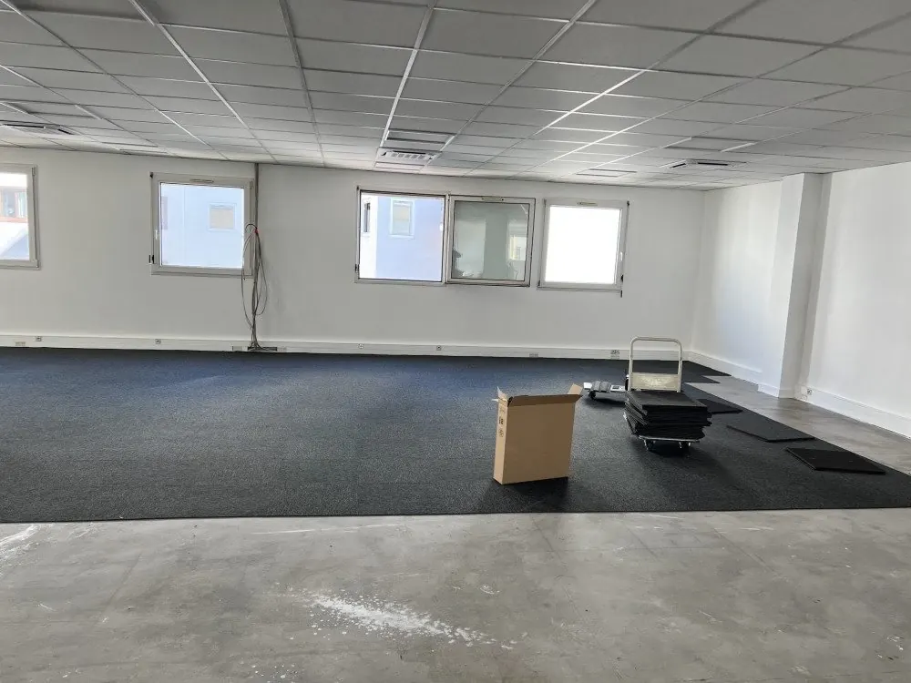 Plateau de bureaux pendant les travaux, pose du sol